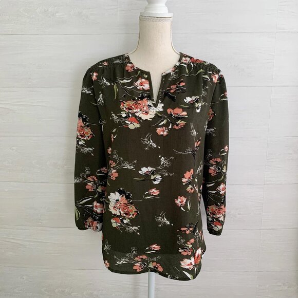 Fun 2 Fun - Green floral 3/4 sleeve v-neck top smocked shoulders, M - Picture 1 of 5